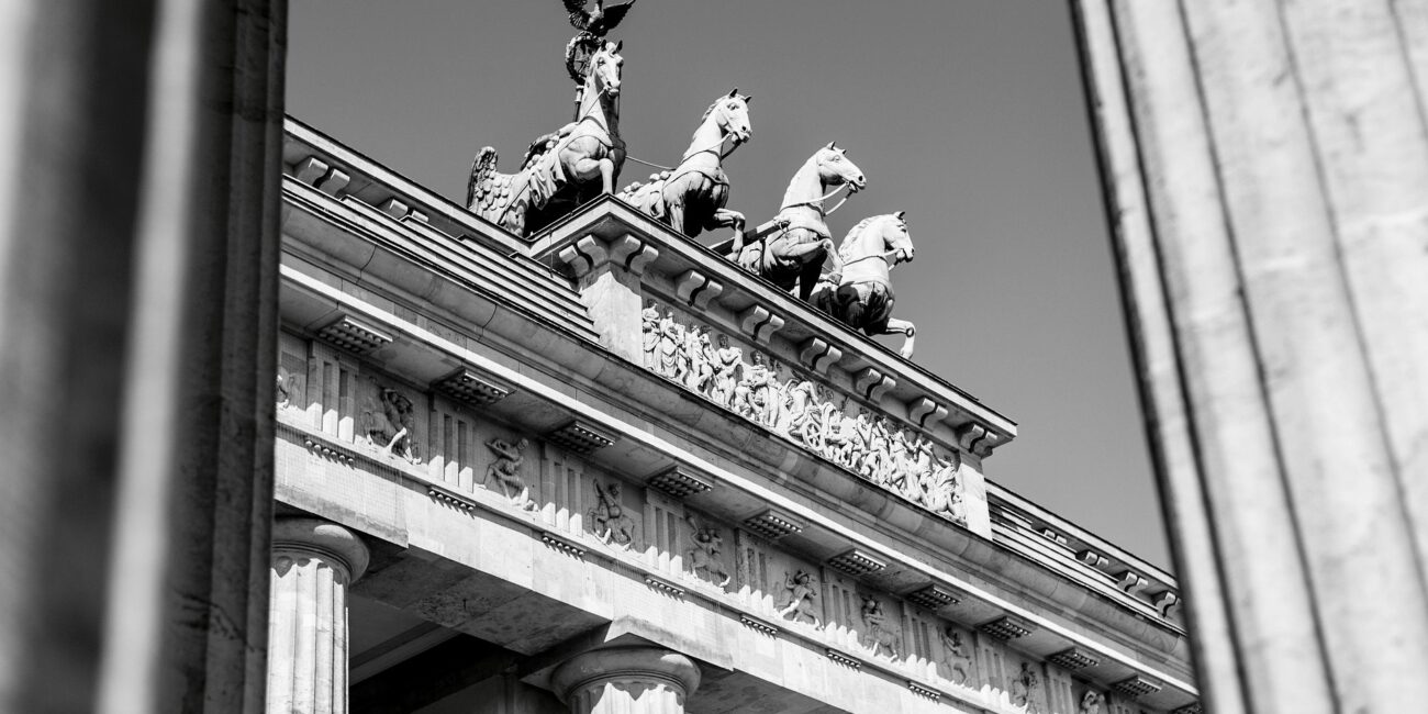Schwarz-Weiß Foto von der Quadriga auf dem Brandenburger Tor