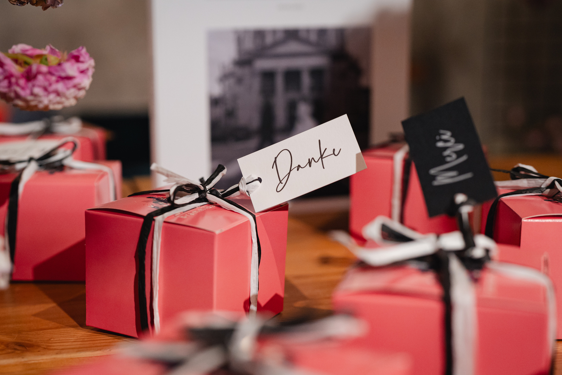Einzeln verpacktes Gastgeschenk in einem rosafarbenen Karton und einem Danke-Anhänger