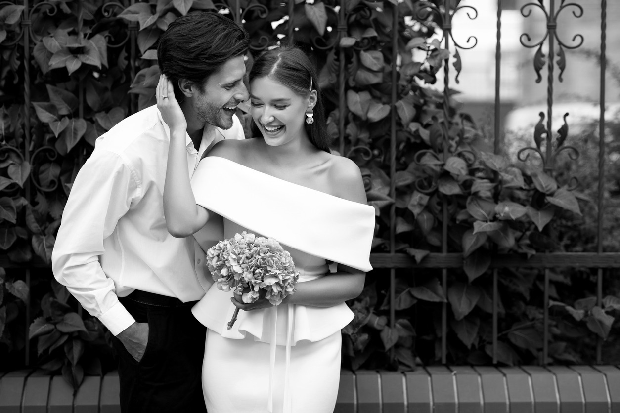 Modernes, glückliches Paar feiert eine urbane und intime Hochzeit in Berlin