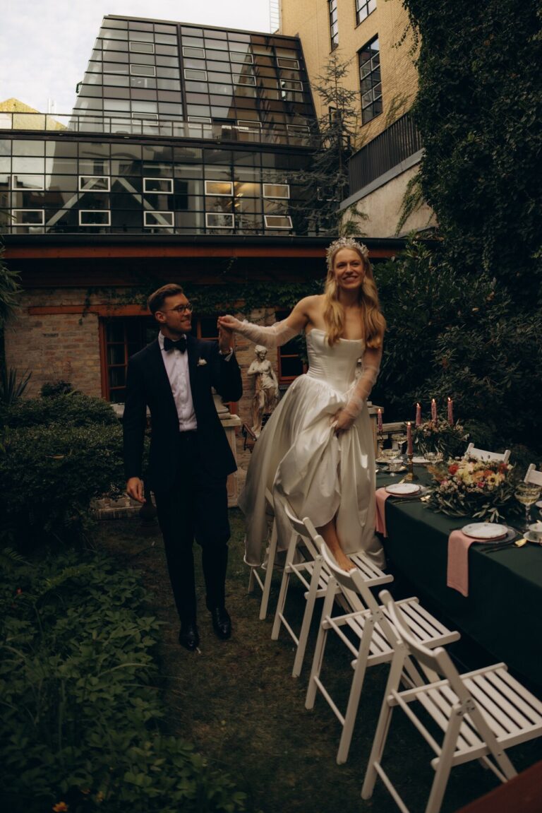 Modernes Brautpaar Hochzeitspaar mit Dinnertafel Berlin Garten Hochzeit