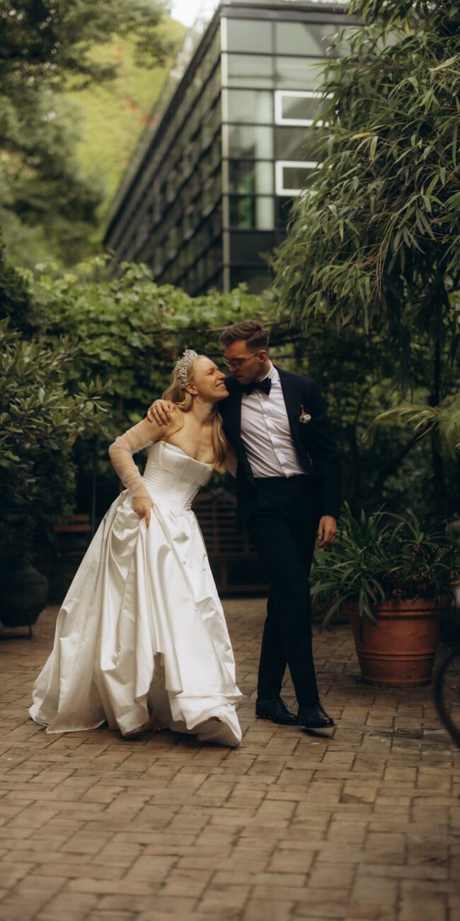 Modernes Hochzeitspaar Brautpaar in Hochzeitslocation Berlin