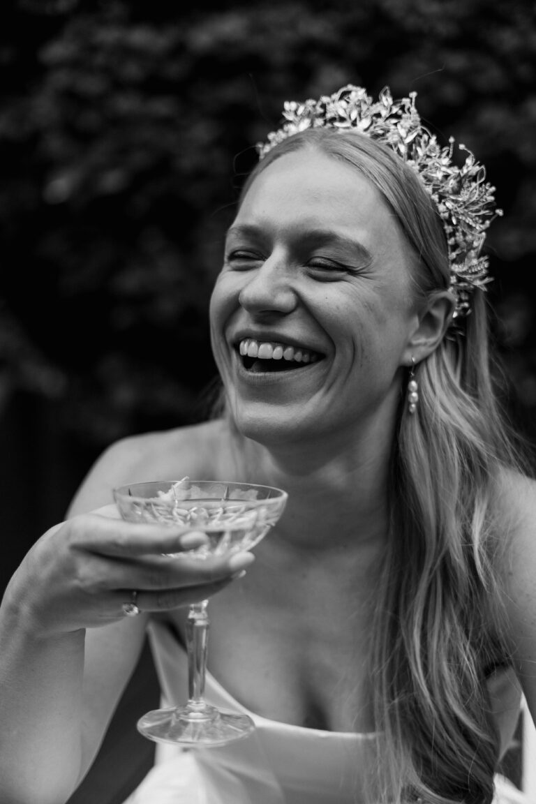 Lachende Braut mit Champagnerschale_Urbane Hochzeit Berlin