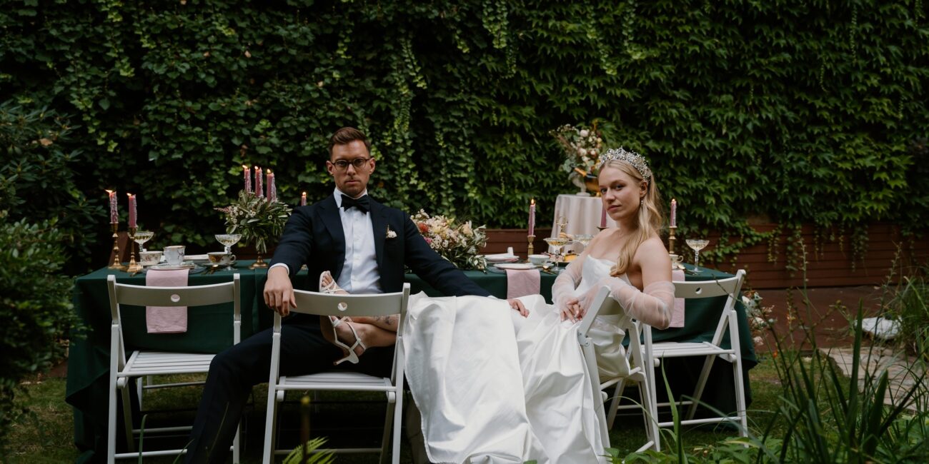 Hochzeitspaar Cool in Berlin an Dinnertafel
